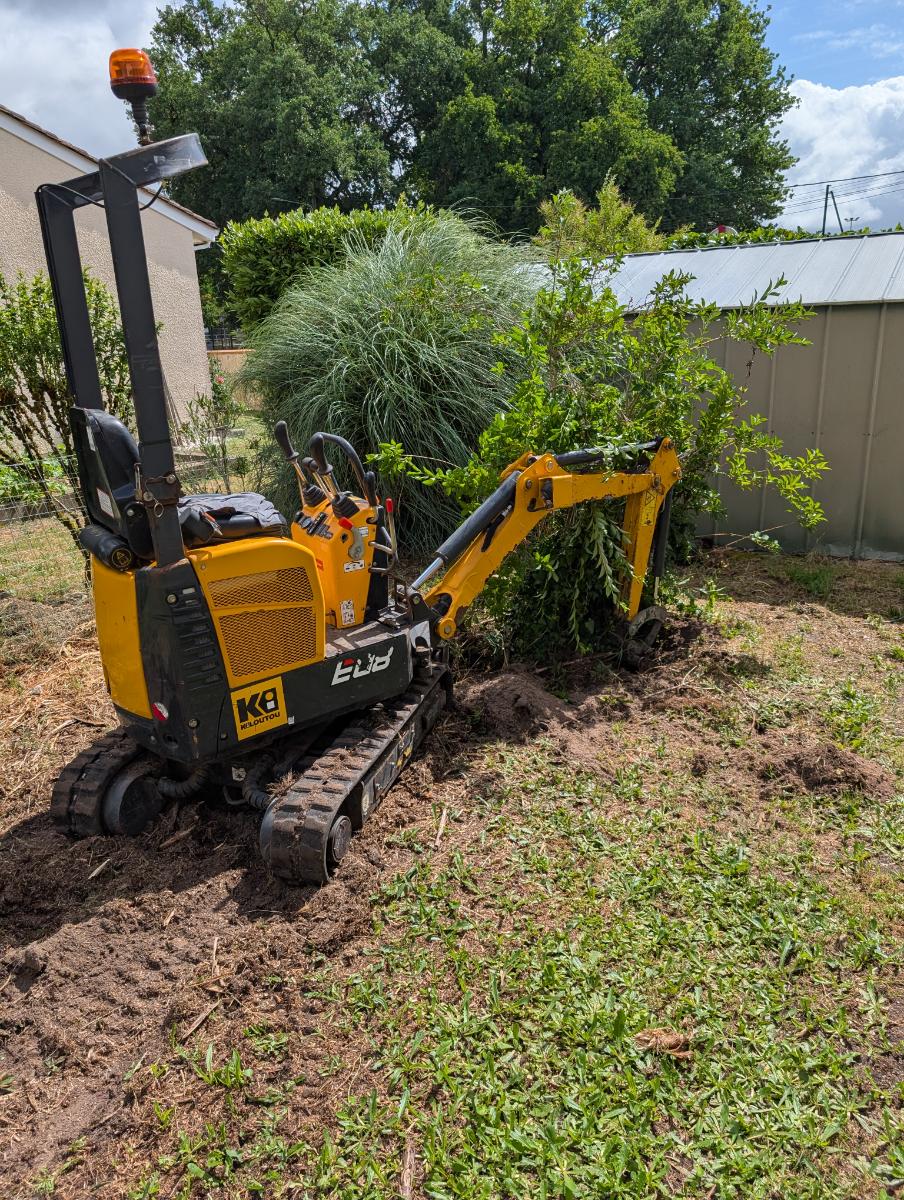 Chantier d'entretien de jardin réalisé par ADL-Jardins & Paysages, paysagiste du réseau Factotum, près de Mérignac