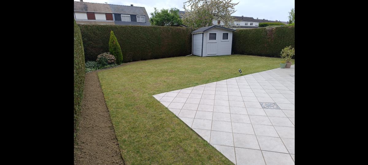 Chantier d'entretien de jardin réalisé par ANTOINE JARDIN SERVICES, paysagiste du réseau Factotum, près de Comines