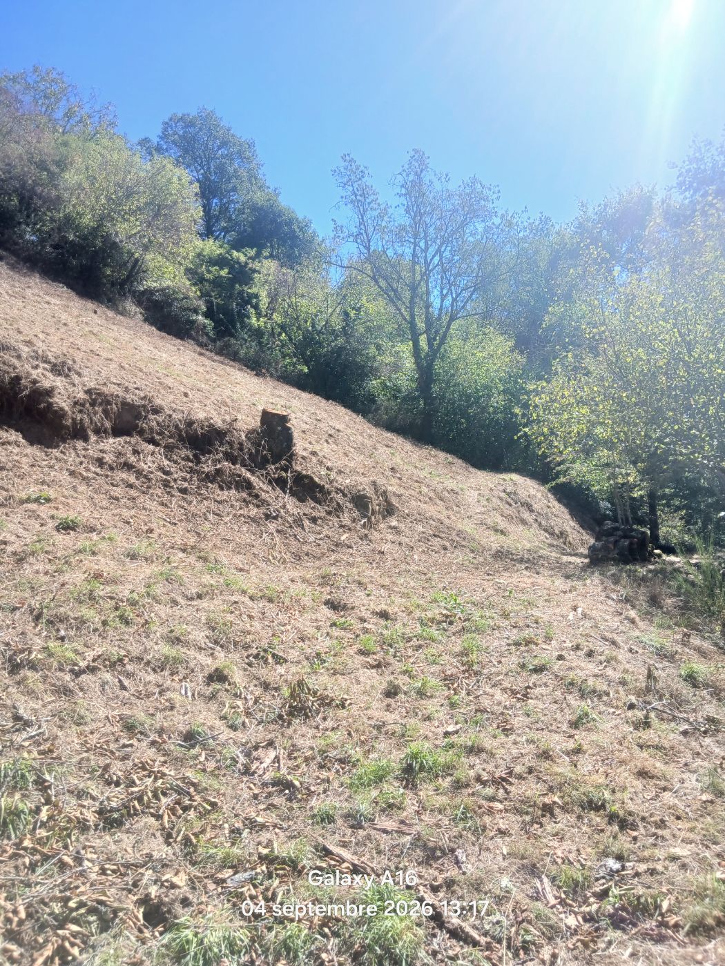 Remise au propre d'un terrain en pente., Campouriez, réalisé par Beglan LOUIS