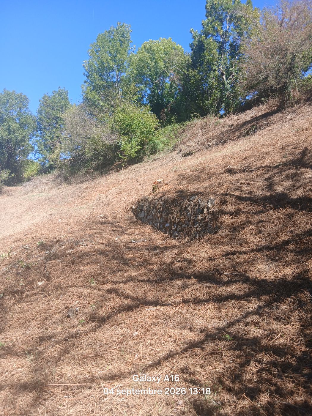 Remise au propre d'un terrain en pente., Campouriez, réalisé par Beglan LOUIS