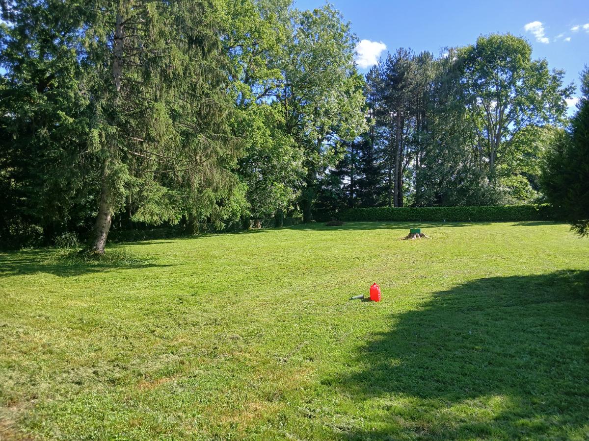Chantier d'entretien de jardin réalisé par Beglan LOUIS, paysagiste du réseau Factotum, près de Montsalvy