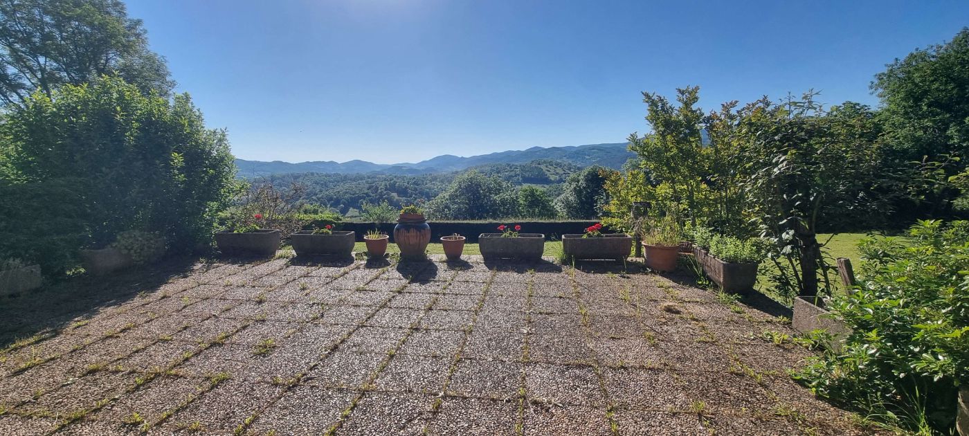 Tonte et désherbage de terrasse, Montseron, réalisé par CERCLE VERT