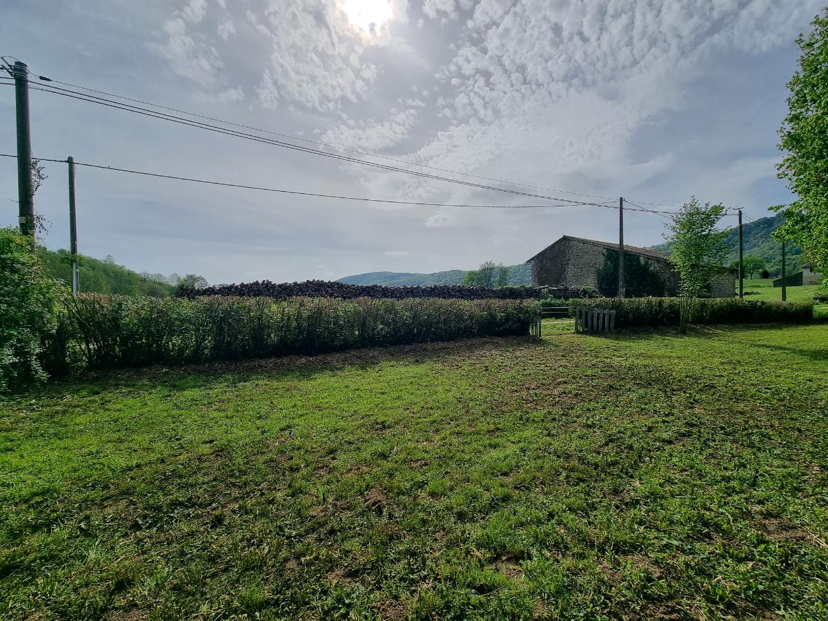 Chantier d'entretien de jardin réalisé par CERCLE VERT, paysagiste du réseau Factotum, près de Durban-sur-Arize