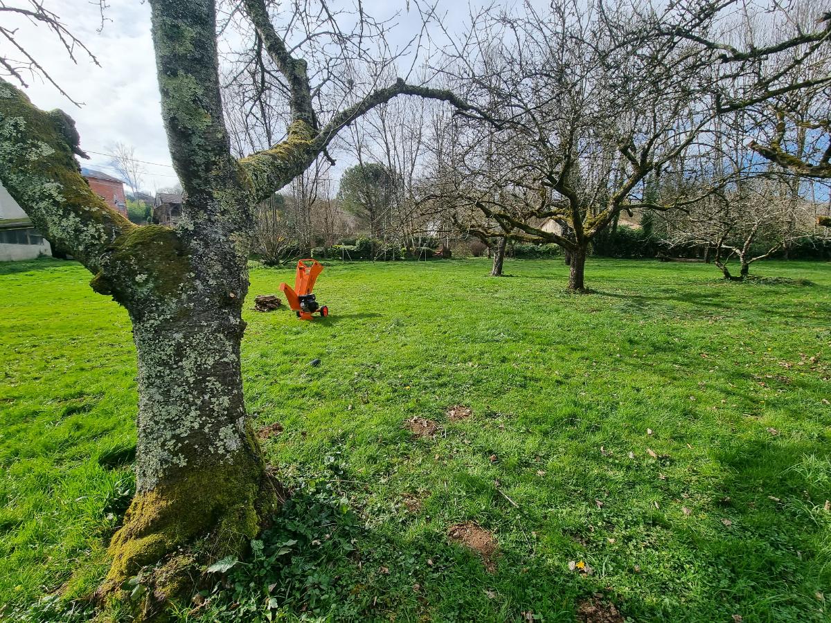 Chantier d'entretien de jardin réalisé par CERCLE VERT, paysagiste du réseau Factotum, près de Durban-sur-Arize
