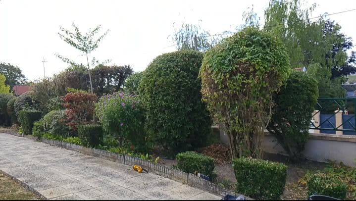 Passage de main et entretien à l'année., Grugies, réalisé par JardiNET'