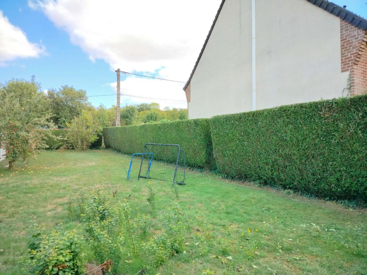 Chantier d'entretien de jardin réalisé par JardiNET', paysagiste du réseau Factotum, près de Saint-Quentin