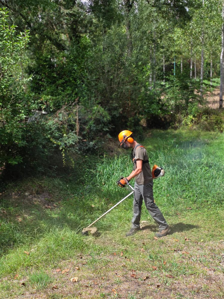 Chantier d'entretien de jardin réalisé par Juhora, paysagiste du réseau Factotum, près de Clermont-l'Hérault