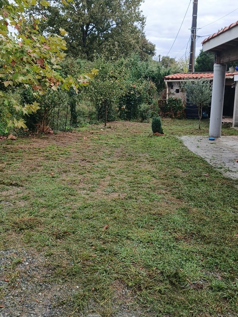 Chantier d'entretien de jardin réalisé par les jardins landais, paysagiste du réseau Factotum, près de Dax