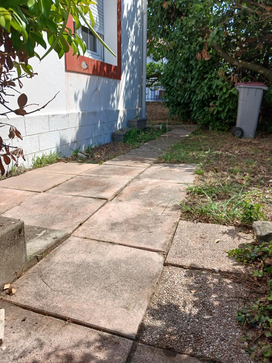 Chantier d'entretien de jardin réalisé par les jardins landais, paysagiste du réseau Factotum, près de Dax