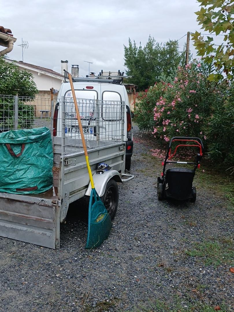 Chantier d'entretien de jardin réalisé par les jardins landais, paysagiste du réseau Factotum, près de Dax