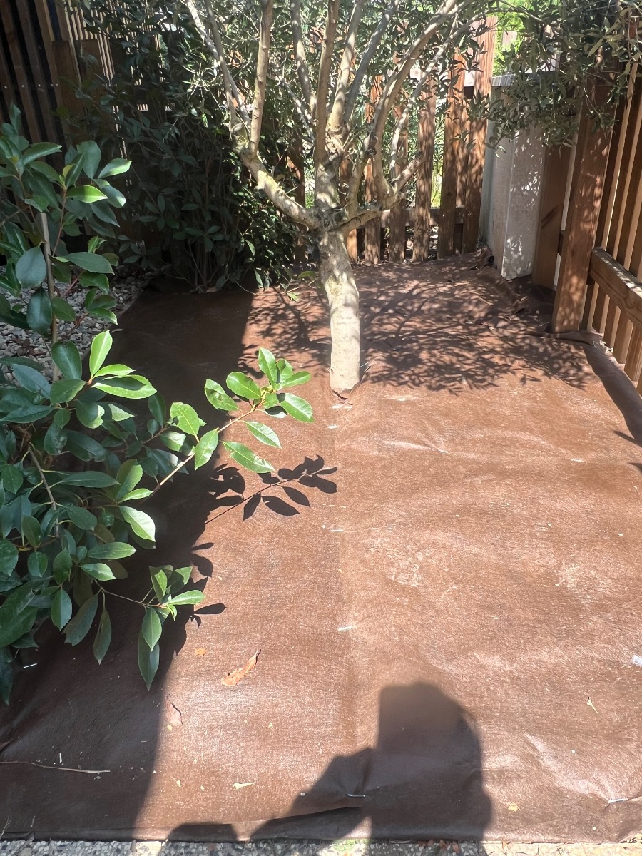 Chantier d'entretien de jardin réalisé par Lohmgarden , paysagiste du réseau Factotum, près de Lachassagne