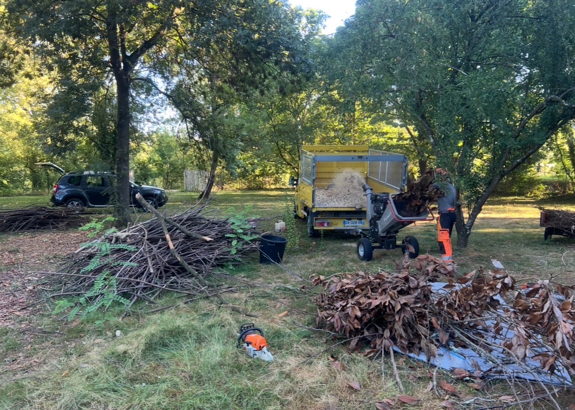Chantier d'entretien de jardin réalisé par Lohmgarden , paysagiste du réseau Factotum, près de Lachassagne