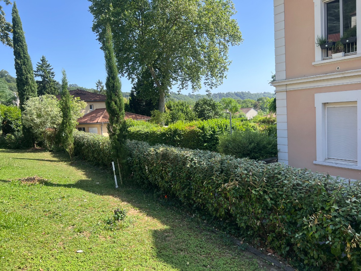 Chantier d'entretien de jardin réalisé par Lohmgarden , paysagiste du réseau Factotum, près de Lachassagne
