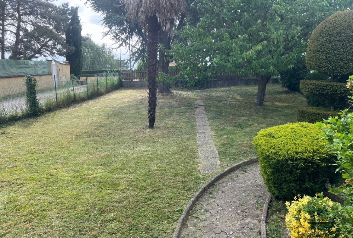 Terrain en friche, Genay, réalisé par Lohmgarden