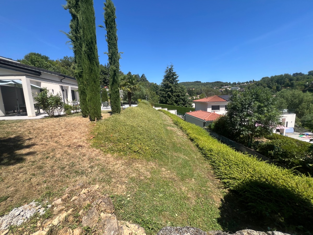 Chantier d'entretien de jardin réalisé par Lohmgarden , paysagiste du réseau Factotum, près de Lachassagne