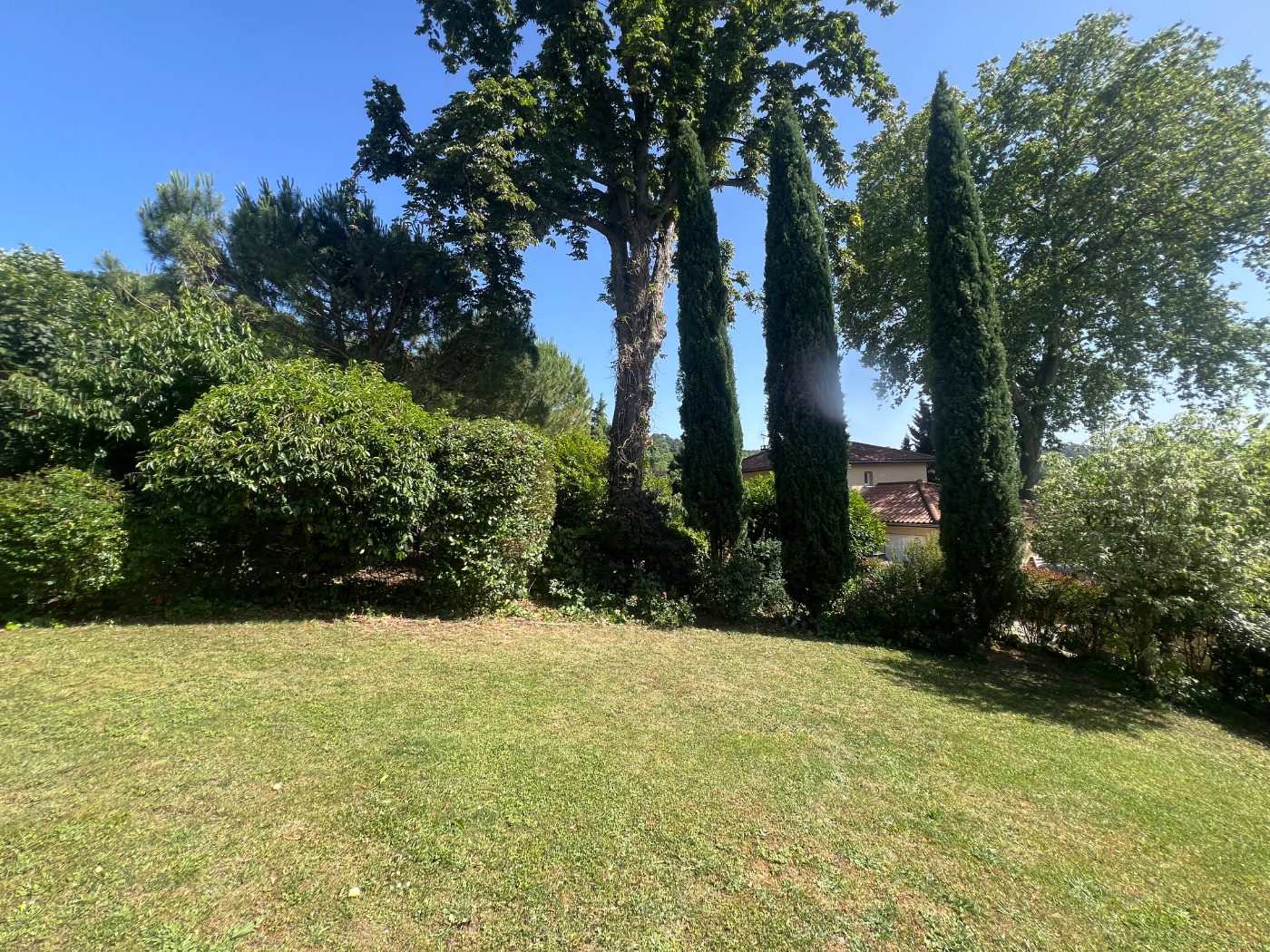 Entretien de jardin, Fontaines-Saint-Martin, réalisé par Lohmgarden