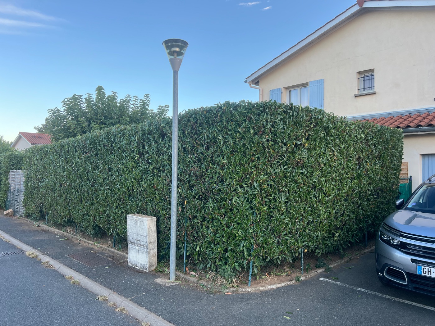 Taille de haie à Pommiers, réalisé par Lohmgarden