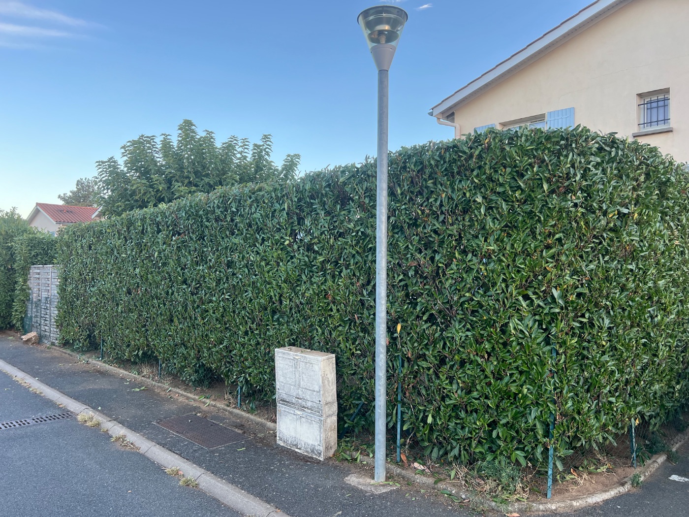 Taille de haie à Pommiers, réalisé par Lohmgarden