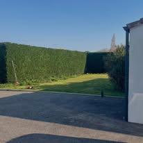 Chantier d'entretien de jardin réalisé par Marca Paysage, paysagiste du réseau Factotum, près de Saint-Étienne-de-Tulmont