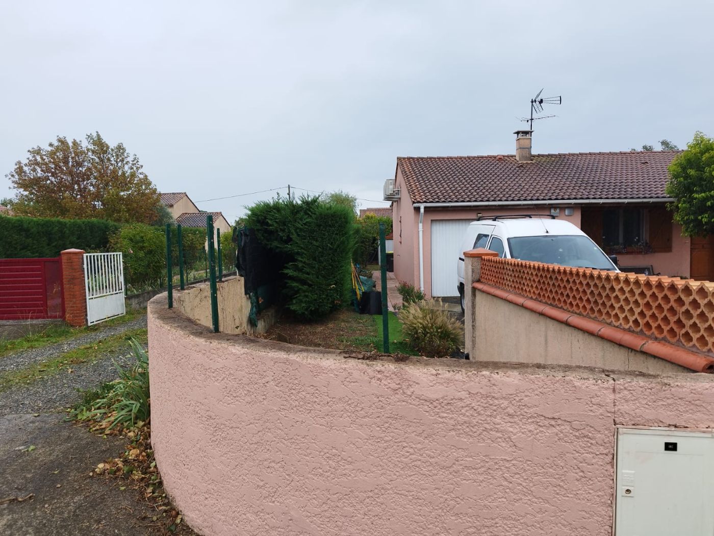 Chantier de Taille de haie réalisé à Saint-Lys par Pascal le Jardinier, paysagiste du réseau Factotum
