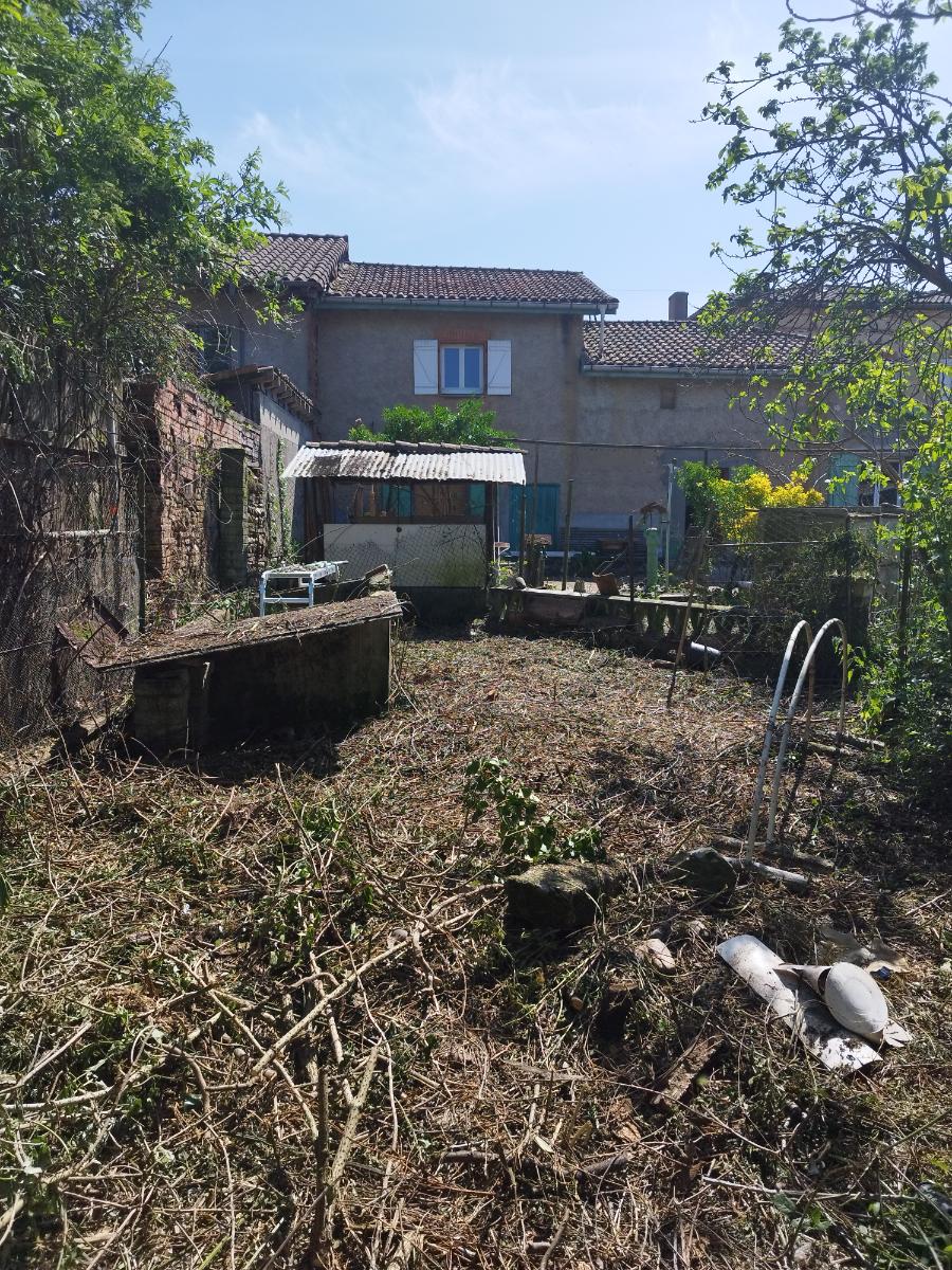Chantier d'entretien de jardin réalisé par Pascal le Jardinier, paysagiste du réseau Factotum, près de Bérat