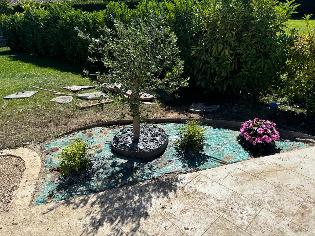Chantier d'entretien de jardin réalisé par Paysages&Cours, paysagiste du réseau Factotum, près de Saint-Jean-sur-Veyle