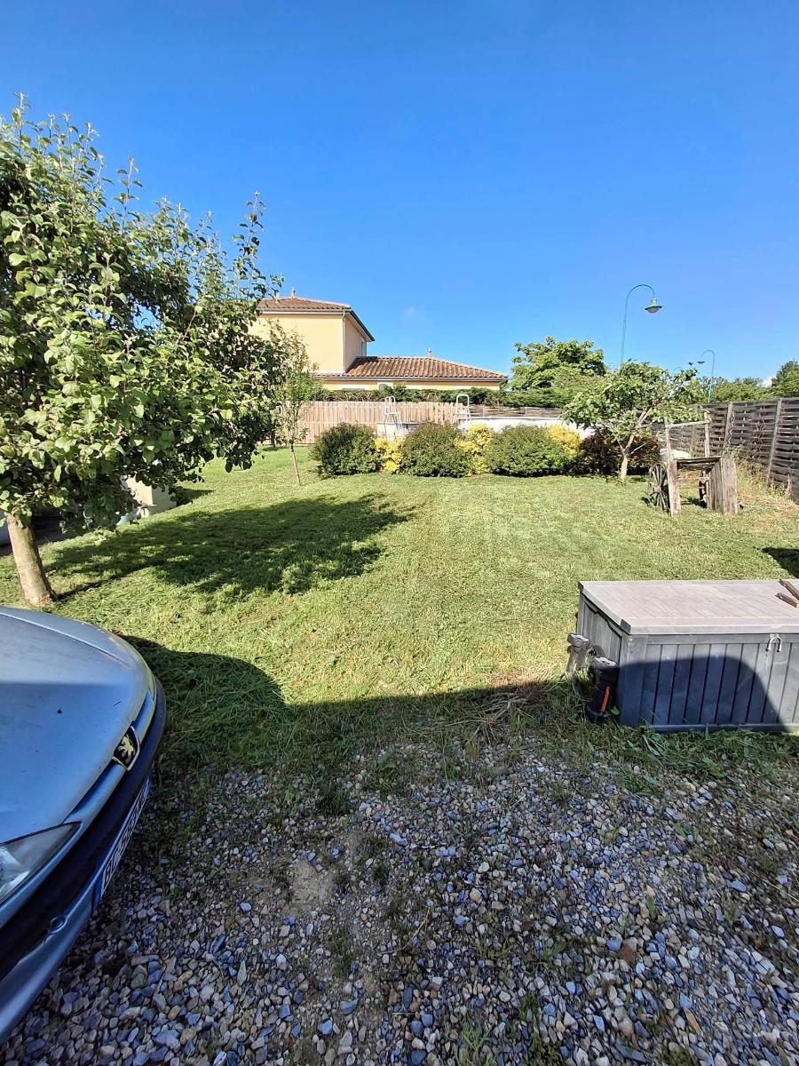 Chantier d'entretien de jardin réalisé par Paysages&Cours, paysagiste du réseau Factotum, près de Saint-Jean-sur-Veyle