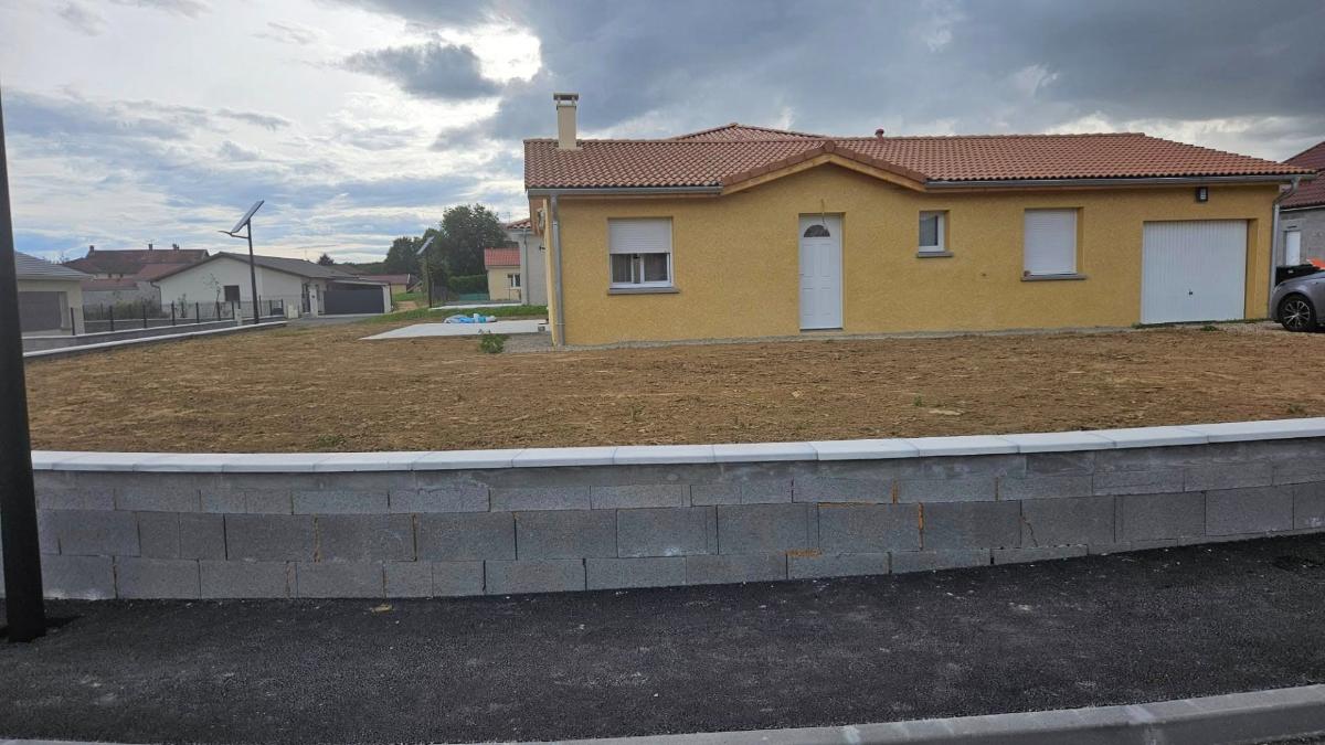Chantier d'entretien de jardin réalisé par Paysages&Cours, paysagiste du réseau Factotum, près de Saint-Jean-sur-Veyle