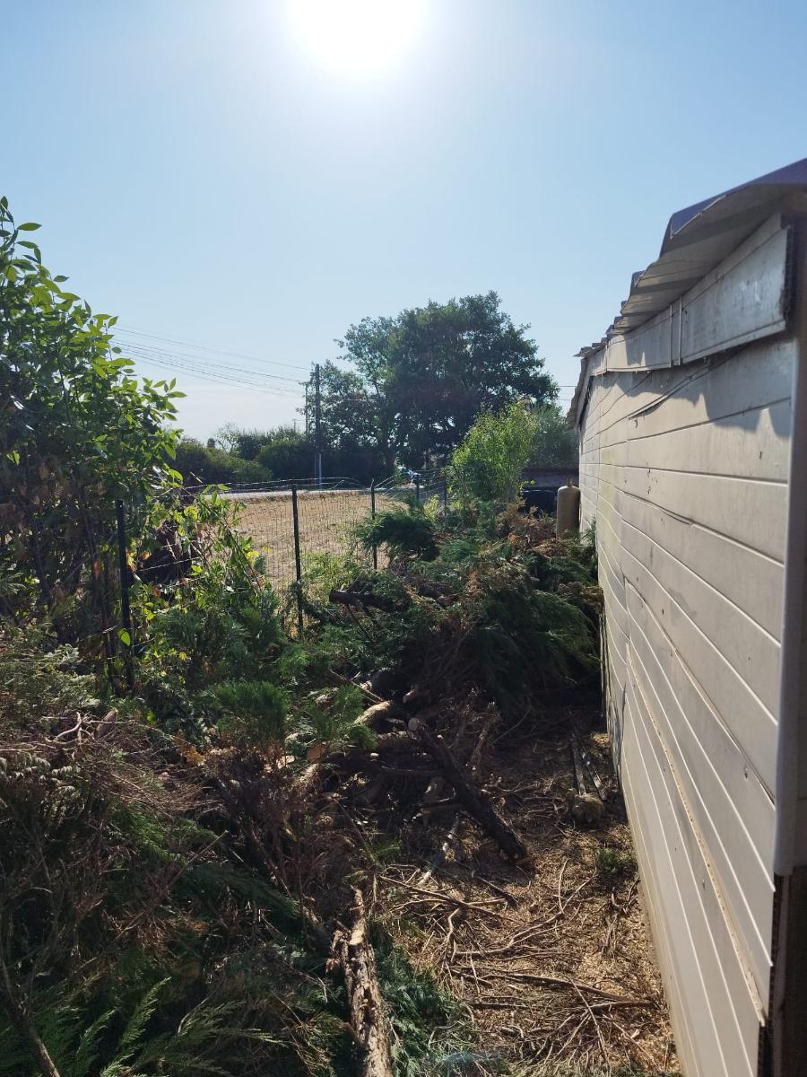 Chantier d'entretien de jardin réalisé par SAKARY, paysagiste du réseau Factotum, près de Beauzelle