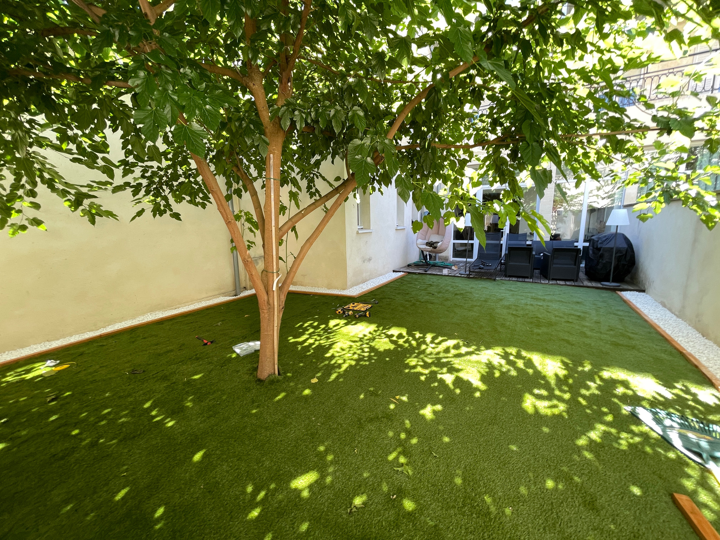 Chantier d'entretien de jardin réalisé par SauraMultiservices, paysagiste du réseau Factotum, près de Pessac