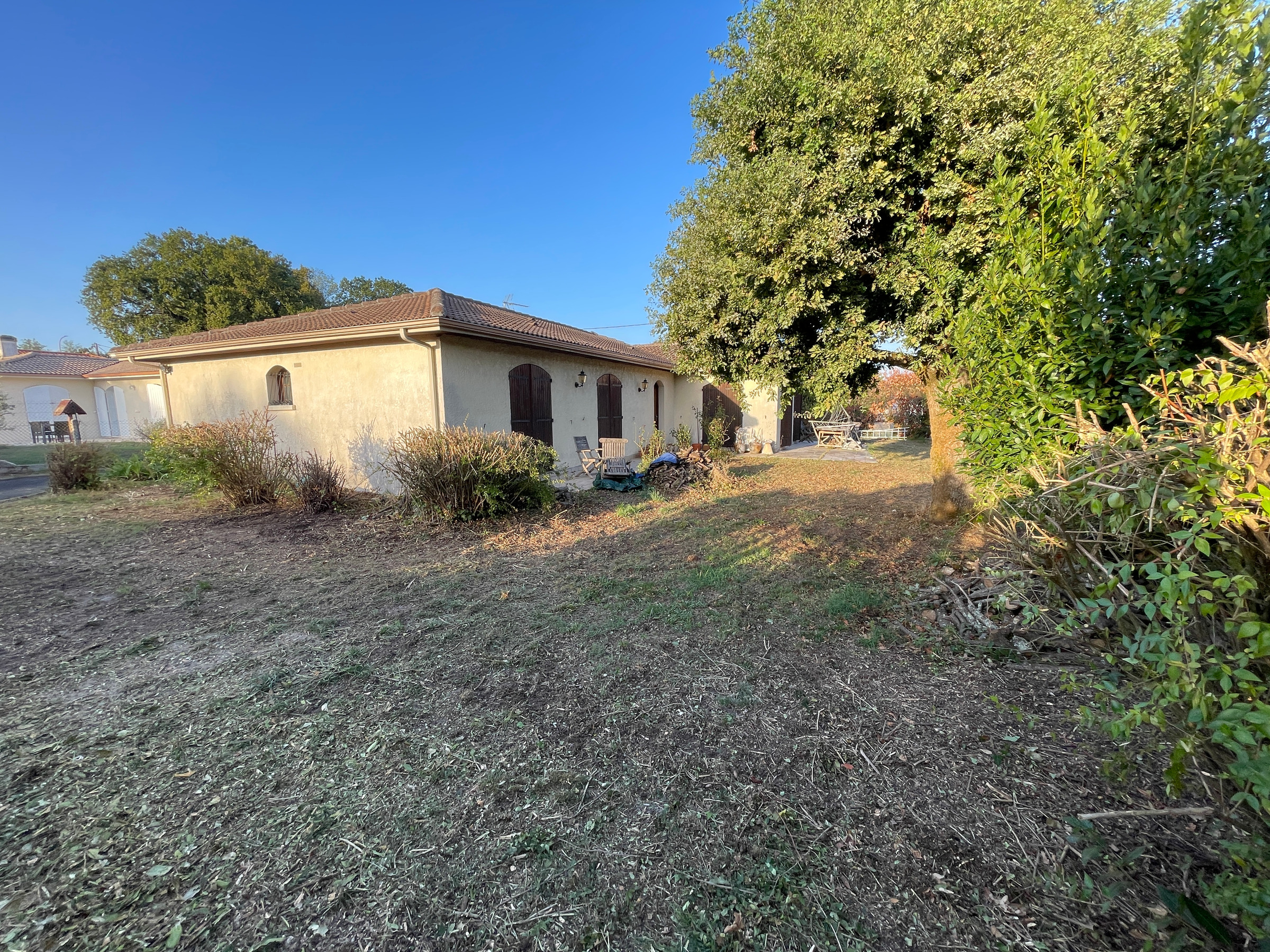Chantier d'entretien de jardin réalisé par SauraMultiservices, paysagiste du réseau Factotum, près de Pessac