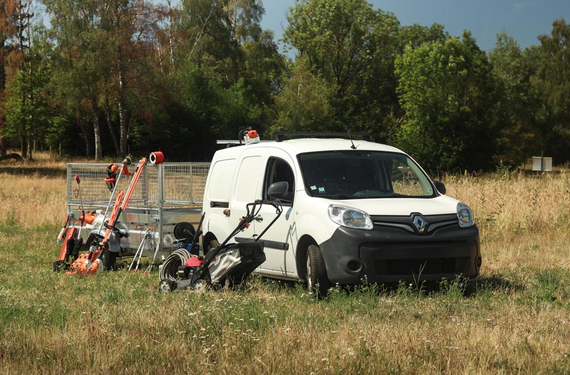 Chantier d'entretien de jardin réalisé par Verdyval, paysagiste du réseau Factotum, près de Gerzat