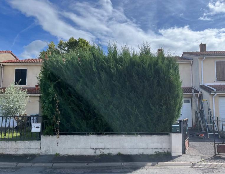 Chantier d'entretien de jardin réalisé par Verdyval, paysagiste du réseau Factotum, près de Gerzat