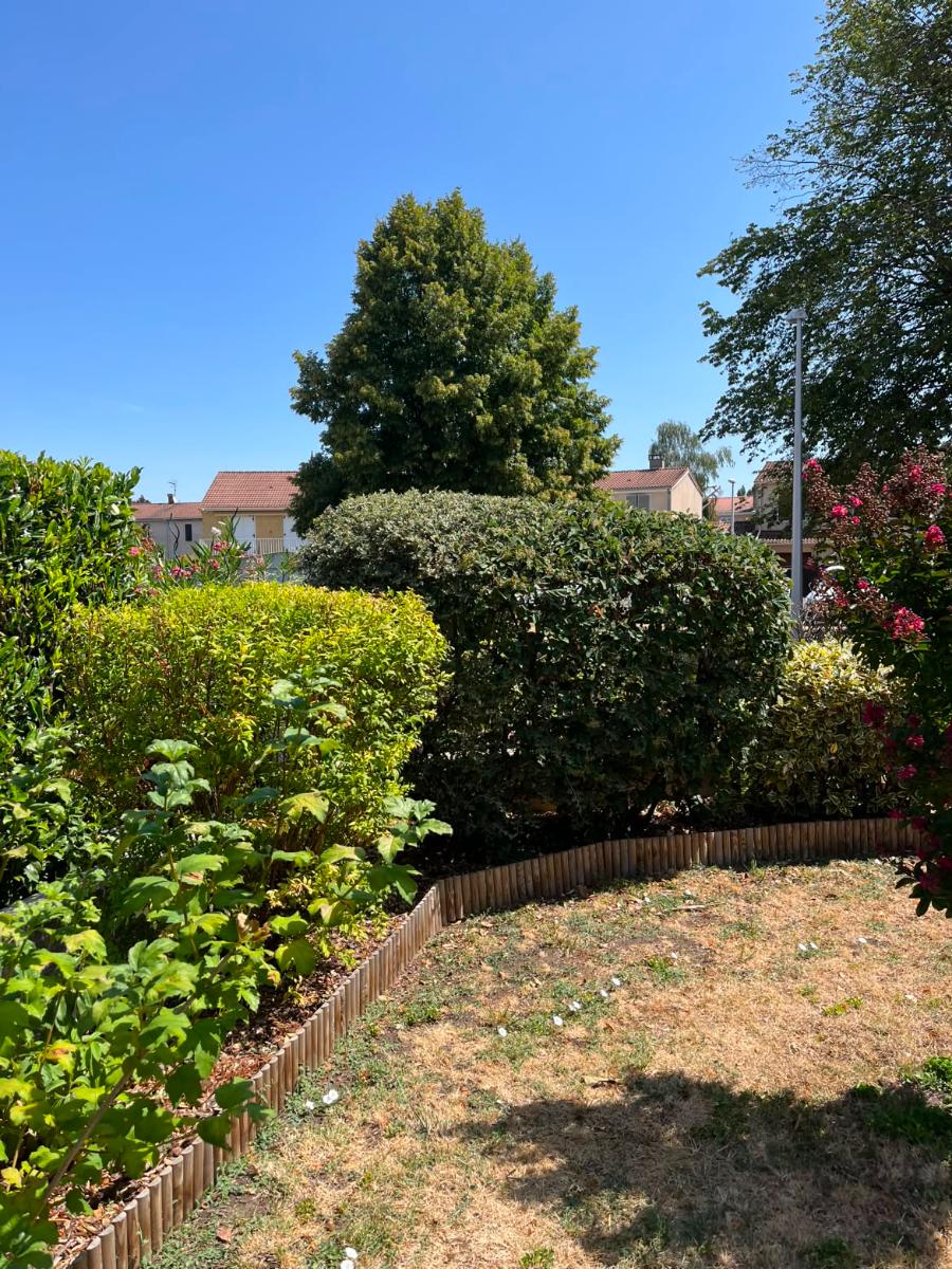 Chantier d'entretien de jardin réalisé par Verdyval, paysagiste du réseau Factotum, près de Gerzat