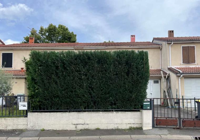 Chantier d'entretien de jardin réalisé par Verdyval, paysagiste du réseau Factotum, près de Gerzat