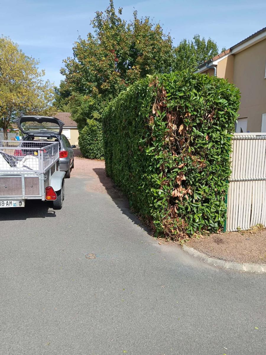 Chantier d'entretien de jardin réalisé par William DENNE, paysagiste du réseau Factotum, près de Billezois